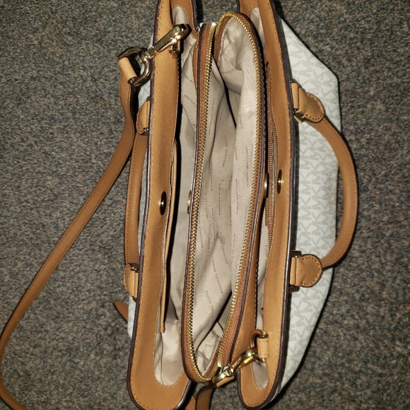 Michael Kors Savannah Purse - Picture 2 of 4